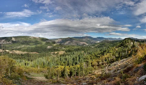 Emigrant Gap ਵਿੱਚ Sierra ਦਾ ਦ੍ਰਿਸ਼, Lake Spaulding ਵੱਲ ਵੇਖਦੇ ਹੋਏ।