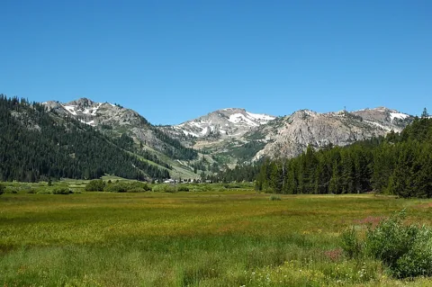 Olympic Meadow ਅਤੇ Olympic Valley ਦੇ ਪਹਾੜ।