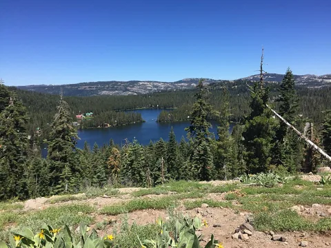Bill and Flora’s Point ਤੋਂ Serene Lakes ਦਾ ਦ੍ਰਿਸ਼।