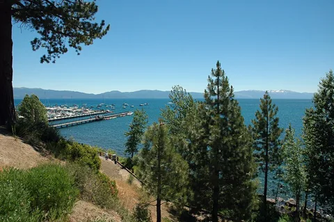 Tahoe City ਤੋਂ Lake Tahoe ਵੇਖਿਆ ਗਿਆ।