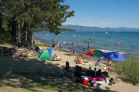 Tahoe Vista ਵਿੱਚ North Tahoe Beach.